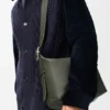 Bolso Loop Hobo mediano en piel de becerro granulada y flexible Bolso Loop Hobo mediano en piel de becerro granulada y flexible