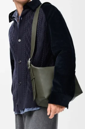 Bolso Loop Hobo mediano en piel de becerro granulada y flexible