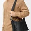 Bolso Loop Hobo mediano en piel de becerro granulada y flexible