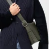 Bolso Loop Hobo mediano en piel de becerro granulada y flexible Bolso Loop Hobo mediano en piel de becerro granulada y flexible