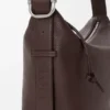 Bolso Loop Hobo mediano en piel de becerro granulada y flexible Bolso Loop Hobo mediano en piel de becerro granulada y flexible
