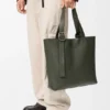 Bolso Loop Zipped Tote en piel de becerro granulada y flexible Bolso Loop Zipped Tote en piel de becerro granulada y flexible