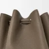 Bolso Madrid grande en piel de becerro granulada y flexible Bolso Madrid grande en piel de becerro granulada y flexible
