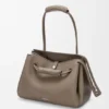 Bolso Madrid grande en piel de becerro granulada y flexible Bolso Madrid grande en piel de becerro granulada y flexible
