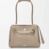 Bolso Madrid mediano en piel de becerro granulada y flexible Bolso Madrid mediano en piel de becerro granulada y flexible