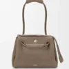 Bolso Madrid mediano en piel de becerro granulada y flexible Bolso Madrid mediano en piel de becerro granulada y flexible