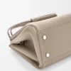 Bolso Madrid mediano en piel de becerro granulada y flexible Bolso Madrid mediano en piel de becerro granulada y flexible