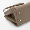 Bolso Madrid mediano en piel de becerro granulada y flexible Bolso Madrid mediano en piel de becerro granulada y flexible