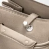 Bolso Madrid mediano en piel de becerro granulada y flexible Bolso Madrid mediano en piel de becerro granulada y flexible