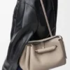 Bolso Madrid mediano en piel de becerro granulada y flexible Bolso Madrid mediano en piel de becerro granulada y flexible