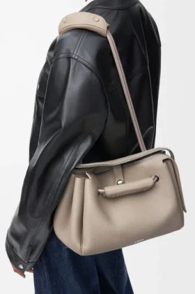 Bolso Madrid mediano en piel de becerro granulada y flexible