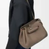 Bolso Madrid mediano en piel de becerro granulada y flexible Bolso Madrid mediano en piel de becerro granulada y flexible