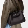 Bolso Madrid mediano en piel de becerro granulada y flexible Bolso Madrid mediano en piel de becerro granulada y flexible