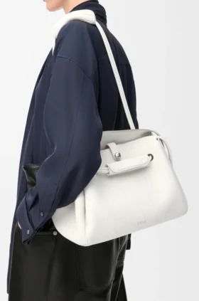 Bolso Madrid mediano en piel de becerro granulada y flexible