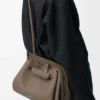 Bolso Madrid mediano en piel de becerro granulada y flexible Bolso Madrid mediano en piel de becerro granulada y flexible