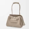 Bolso Madrid mediano en piel de becerro granulada y flexible Bolso Madrid mediano en piel de becerro granulada y flexible
