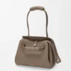 Bolso Madrid mediano en piel de becerro granulada y flexible Bolso Madrid mediano en piel de becerro granulada y flexible