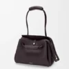 Bolso Madrid mediano en piel de becerro granulada y flexible Bolso Madrid mediano en piel de becerro granulada y flexible