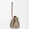 Bolso Madrid mediano en piel de becerro granulada y flexible Bolso Madrid mediano en piel de becerro granulada y flexible