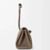 Bolso Madrid mediano en piel de becerro granulada y flexible Bolso Madrid mediano en piel de becerro granulada y flexible