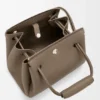 Bolso Madrid pequeño en piel de becerro granulada y flexible Bolso Madrid pequeño en piel de becerro granulada y flexible