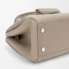 Bolso Madrid pequeño en piel de becerro granulada y flexible Bolso Madrid pequeño en piel de becerro granulada y flexible