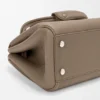 Bolso Madrid pequeño en piel de becerro granulada y flexible Bolso Madrid pequeño en piel de becerro granulada y flexible