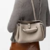 Bolso Madrid pequeño en piel de becerro granulada y flexible Bolso Madrid pequeño en piel de becerro granulada y flexible