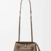 Bolso Madrid pequeño en piel de becerro granulada y flexible Bolso Madrid pequeño en piel de becerro granulada y flexible