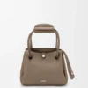 Bolso Madrid pequeño en piel de becerro granulada y flexible Bolso Madrid pequeño en piel de becerro granulada y flexible