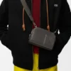 Bolso mini para cámara de uso cruzado en piel de becerro satinada Bolso mini para cámara de uso cruzado en piel de becerro satinada
