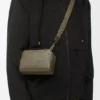 Bolso mini para cámara de uso cruzado en piel de becerro satinada Bolso mini para cámara de uso cruzado en piel de becerro satinada
