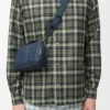 Bolso mini para cámara de uso cruzado en piel de becerro satinada Bolso mini para cámara de uso cruzado en piel de becerro satinada