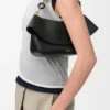 Bolso Ola mediano en piel de becerro lisa Bolso Ola mediano en piel de becerro lisa