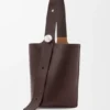 Bolso Pebble Bucket grande en piel de becerro granulada y flexible Bolso Pebble Bucket grande en piel de becerro granulada y flexible