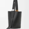Bolso Pebble Bucket grande en piel de becerro granulada y flexible Bolso Pebble Bucket grande en piel de becerro granulada y flexible