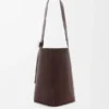 Bolso Pebble Bucket grande en piel de becerro granulada y flexible Bolso Pebble Bucket grande en piel de becerro granulada y flexible