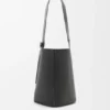 Bolso Pebble Bucket grande en piel de becerro granulada y flexible Bolso Pebble Bucket grande en piel de becerro granulada y flexible