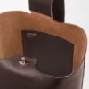 Bolso Pebble Bucket grande en piel de becerro granulada y flexible Bolso Pebble Bucket grande en piel de becerro granulada y flexible