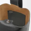 Bolso Pebble Bucket grande en piel de becerro granulada y flexible Bolso Pebble Bucket grande en piel de becerro granulada y flexible