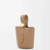 Bolso Pebble Bucket Mini en piel de becerro de grano suave Bolso Pebble Bucket Mini en piel de becerro de grano suave