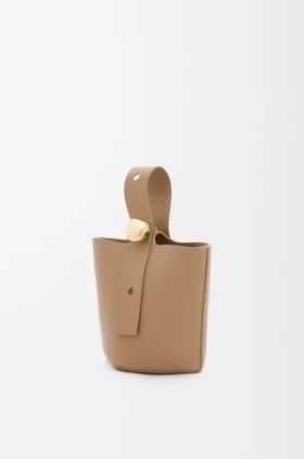 Bolso Pebble Bucket Mini en piel de becerro de grano suave