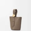 Bolso Pebble Bucket Mini en piel de becerro de grano suave Bolso Pebble Bucket Mini en piel de becerro de grano suave