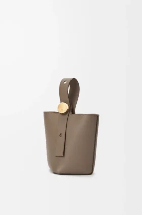 Bolso Pebble Bucket Mini en piel de becerro de grano suave