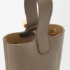 Bolso Pebble Bucket Mini en piel de becerro de grano suave Bolso Pebble Bucket Mini en piel de becerro de grano suave