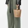Bolso Pebble Bucket Mini en piel de becerro de grano suave Bolso Pebble Bucket Mini en piel de becerro de grano suave