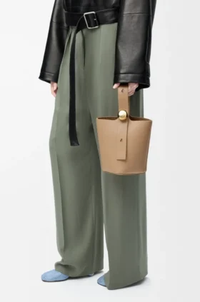 Bolso Pebble Bucket Mini en piel de becerro de grano suave