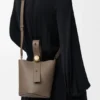 Bolso Pebble Bucket Mini en piel de becerro de grano suave Bolso Pebble Bucket Mini en piel de becerro de grano suave