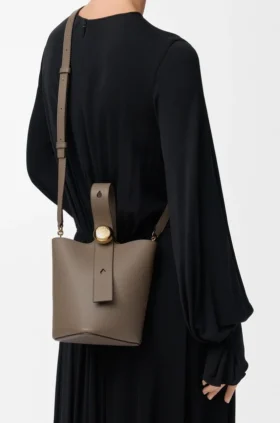 Bolso Pebble Bucket Mini en piel de becerro de grano suave