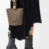 Bolso Pebble Bucket Mini en piel de becerro de grano suave Bolso Pebble Bucket Mini en piel de becerro de grano suave